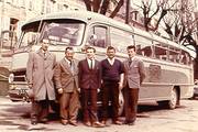 m�nner vor bus